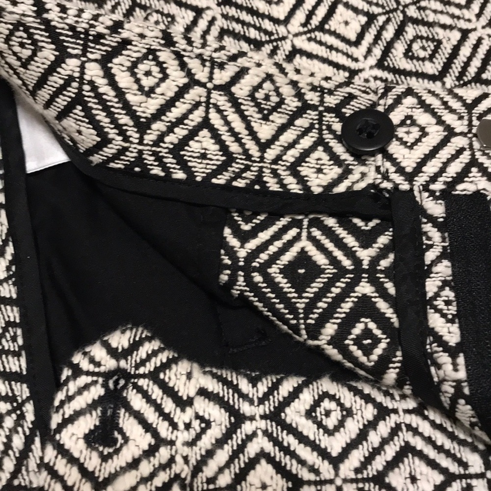 ⬇️ Banana Republic - Black & White Shorts - 4 - Picture 8 of 8